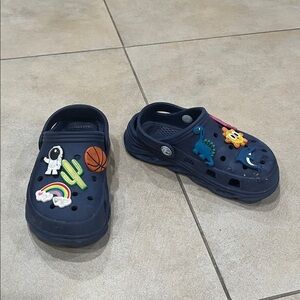 Kids Navy blue Clog Shoes with Fun Charms, size 11, gently worn